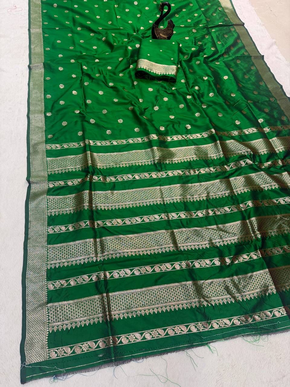 Exemplary Dark Green Pure Zari Weaving Banarasi Silk Saree With Tantalizing Blouse Piece - Image 3