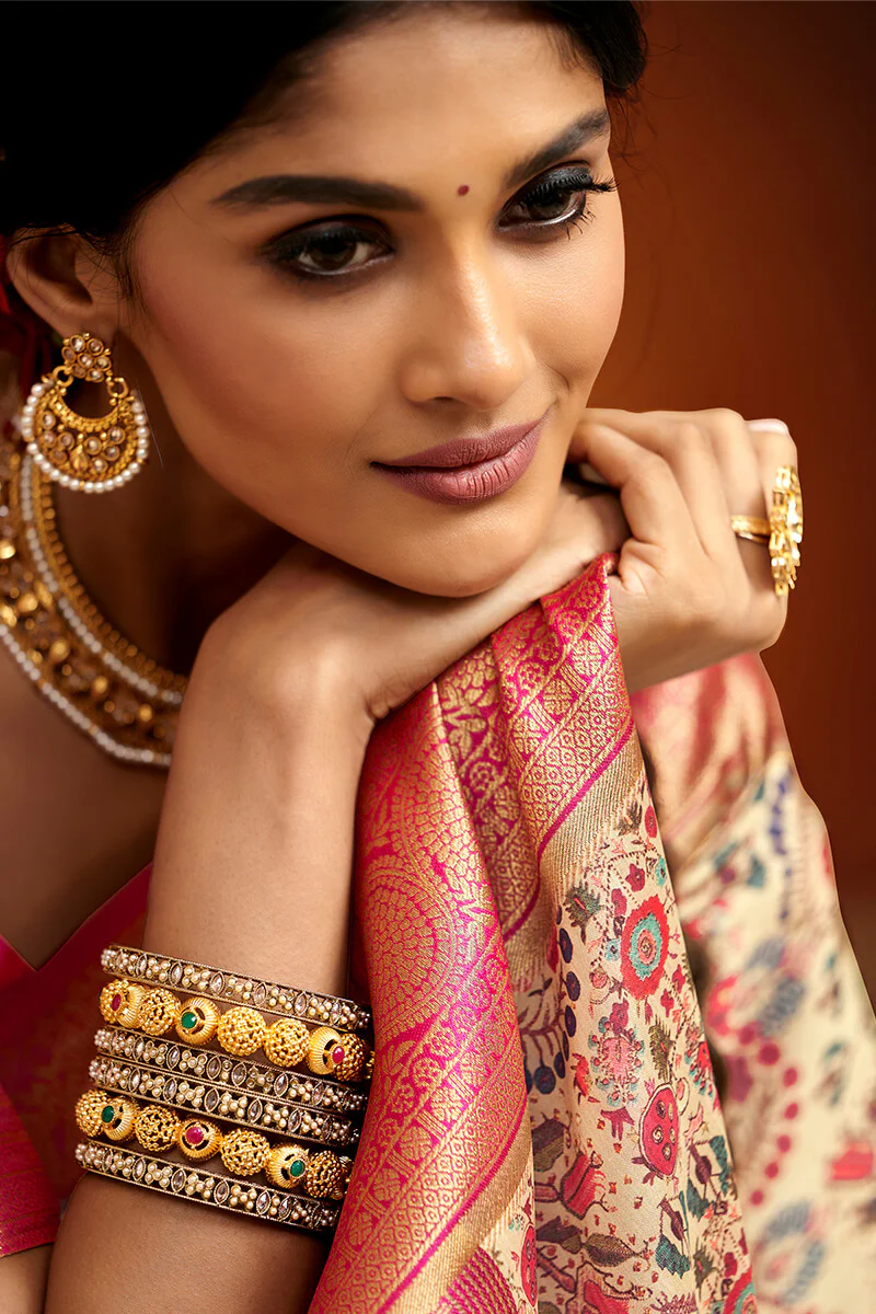 Exquisite Beige Kalamkari Printed Saree With Allure Blouse Piece - Image 3