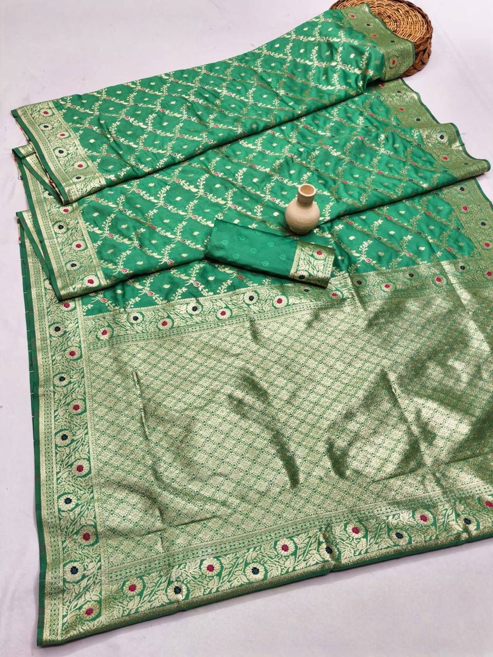 Exquisite Green Soft Banarasi Silk Saree With Surpassing Blouse Piece - Image 2