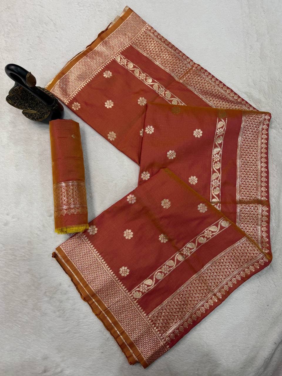 Exquisite Pink Pure Zari Weaving Banarasi Silk Saree With Fugacious Blouse Piece - Image 2