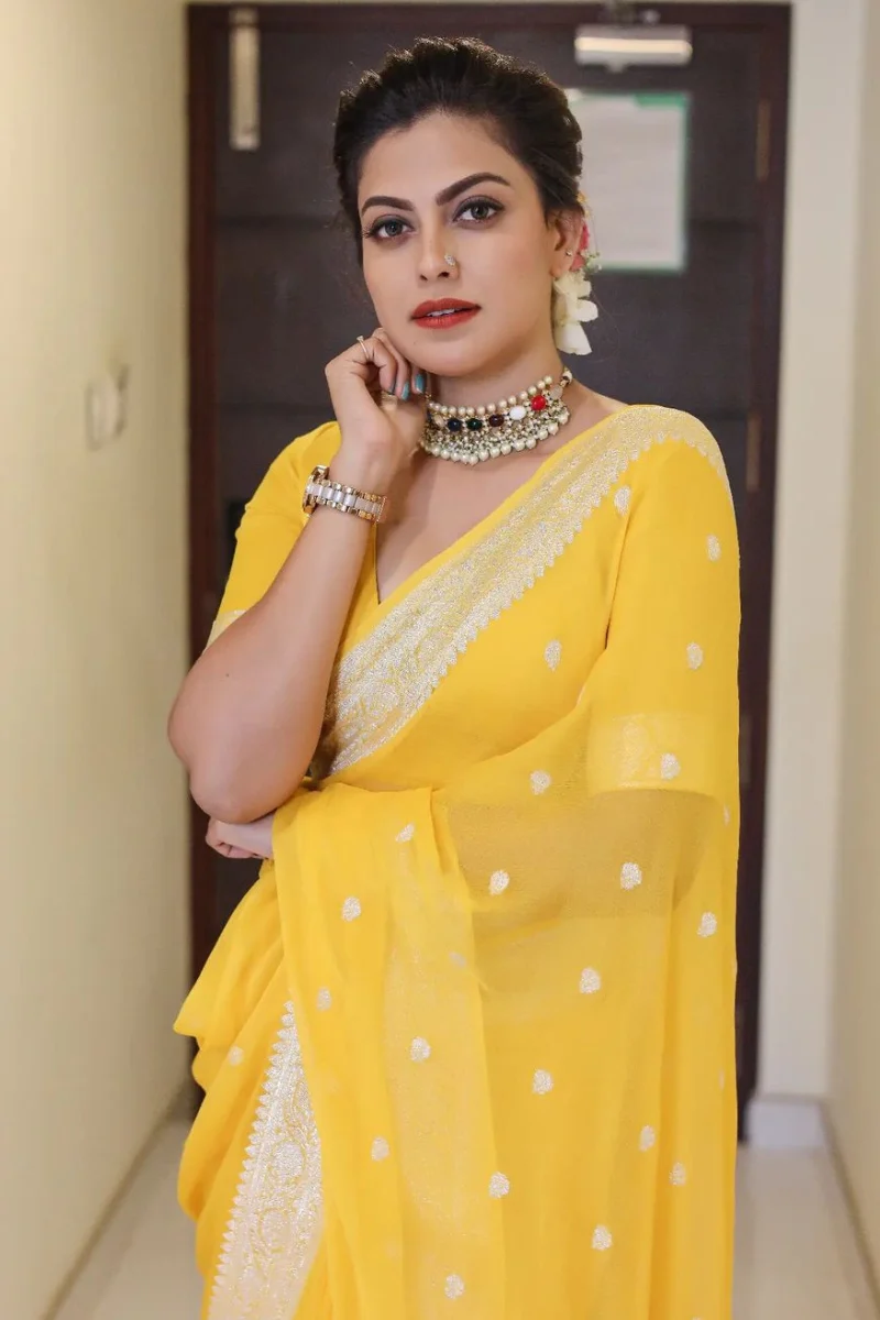 Exquisite Yellow Soft Silk Saree With Profuse Blouse Piece - Image 4