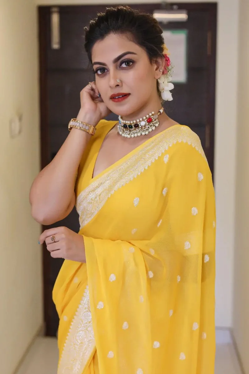 Exquisite Yellow Soft Silk Saree With Profuse Blouse Piece - Image 5