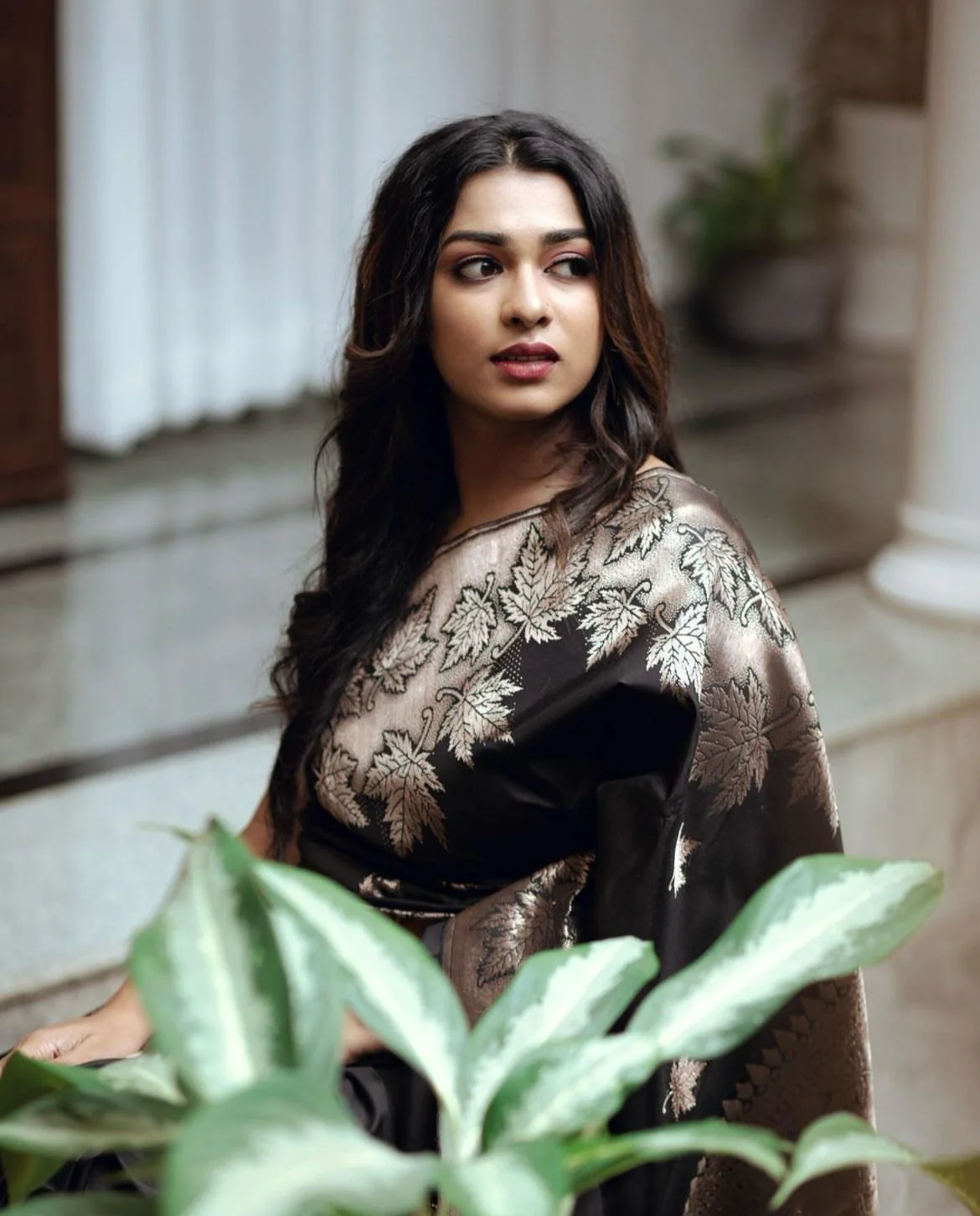 Extraordinary Black Soft Silk Saree With Alluring Blouse Piece - Image 3