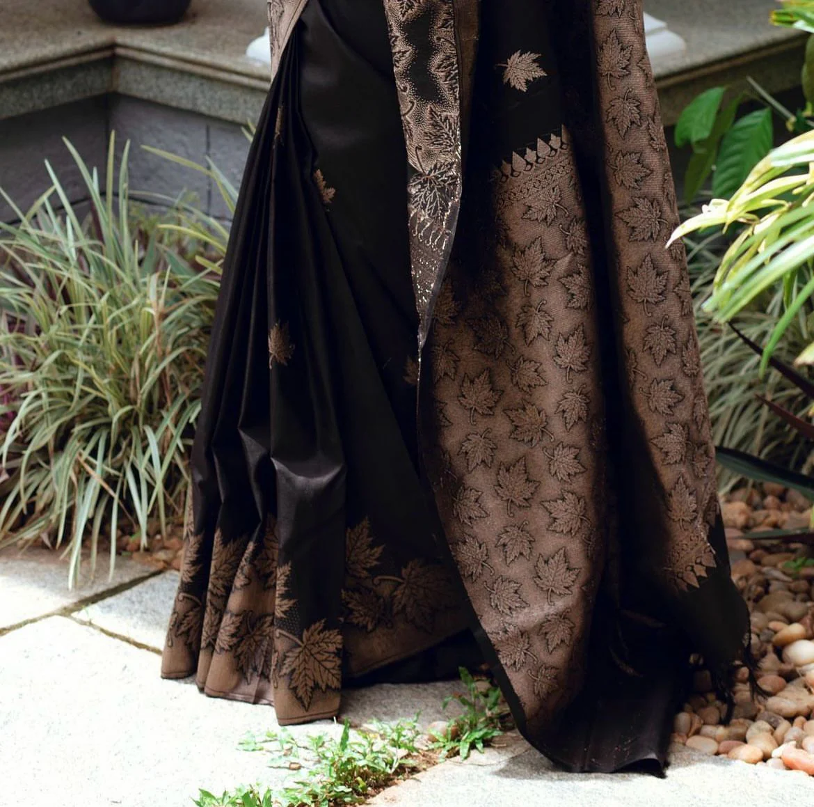 Extraordinary Black Soft Silk Saree With Alluring Blouse Piece - Image 5