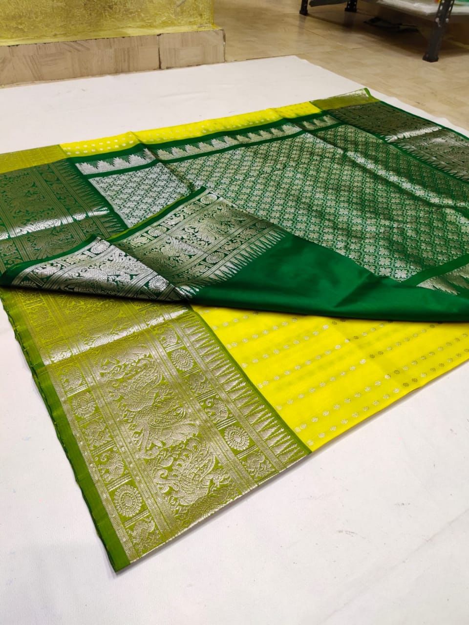 Extraordinary Lemon Soft Banarasi Silk Saree With Alluring Blouse Piece - Image 2