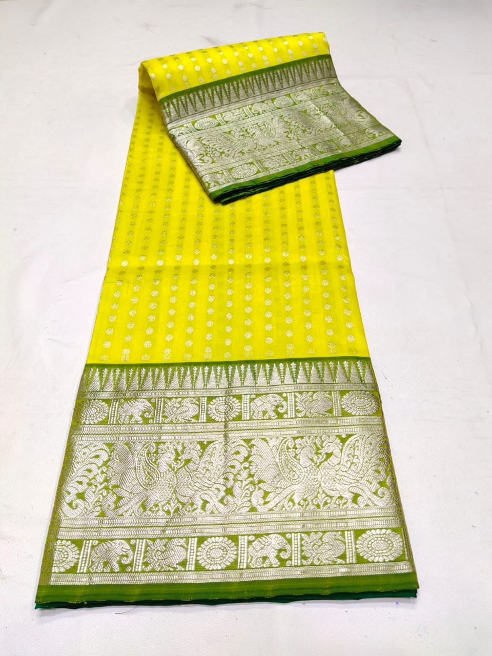 Extraordinary Lemon Soft Banarasi Silk Saree With Alluring Blouse Piece - Image 4