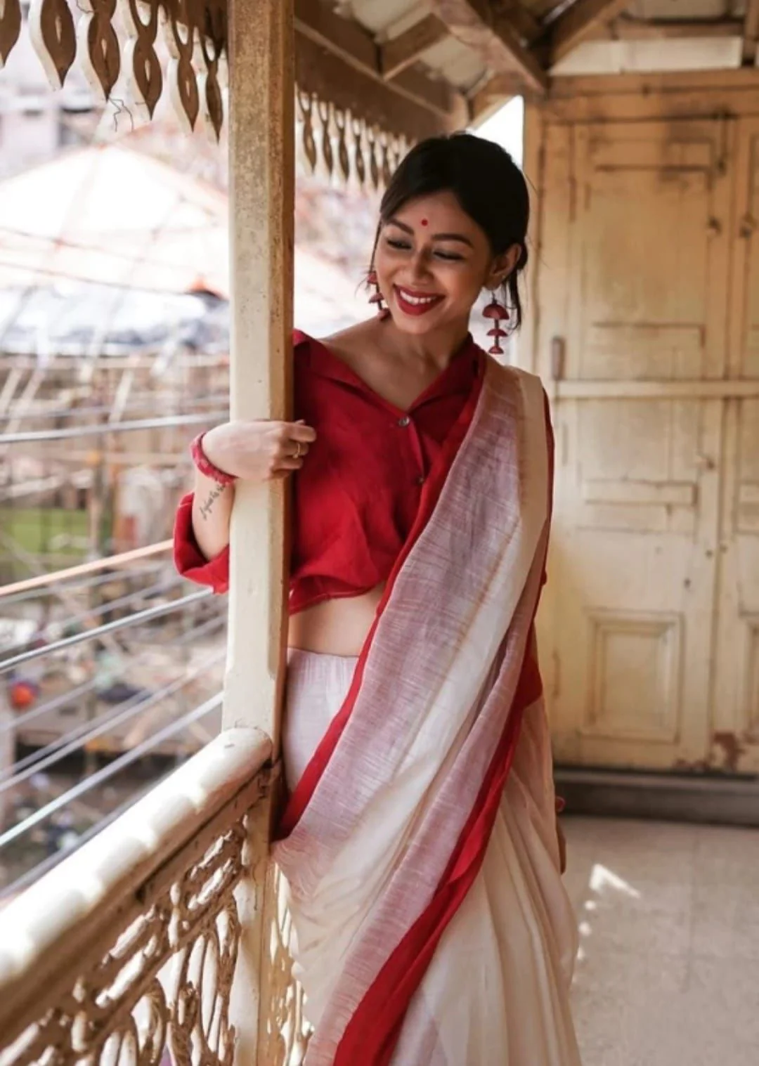 Extraordinary Off White Cotton Silk Saree With Demanding Blouse Piece - Image 2