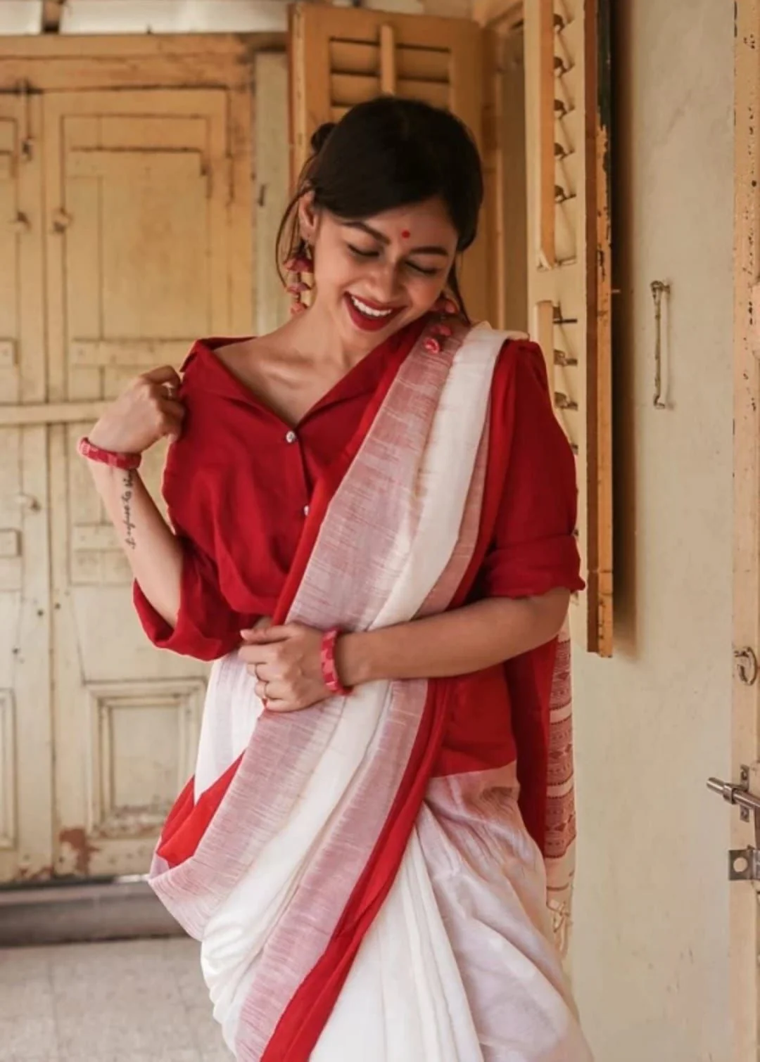 Extraordinary Off White Cotton Silk Saree With Demanding Blouse Piece - Image 6