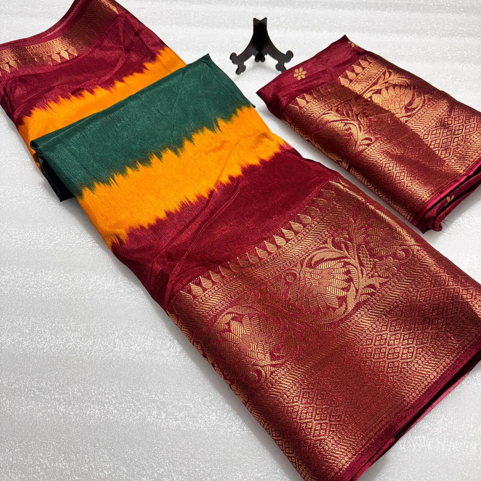 Exuberant Dark Green Banarasi Dola Silk Saree With Chatoyant Blouse Piece - Image 3