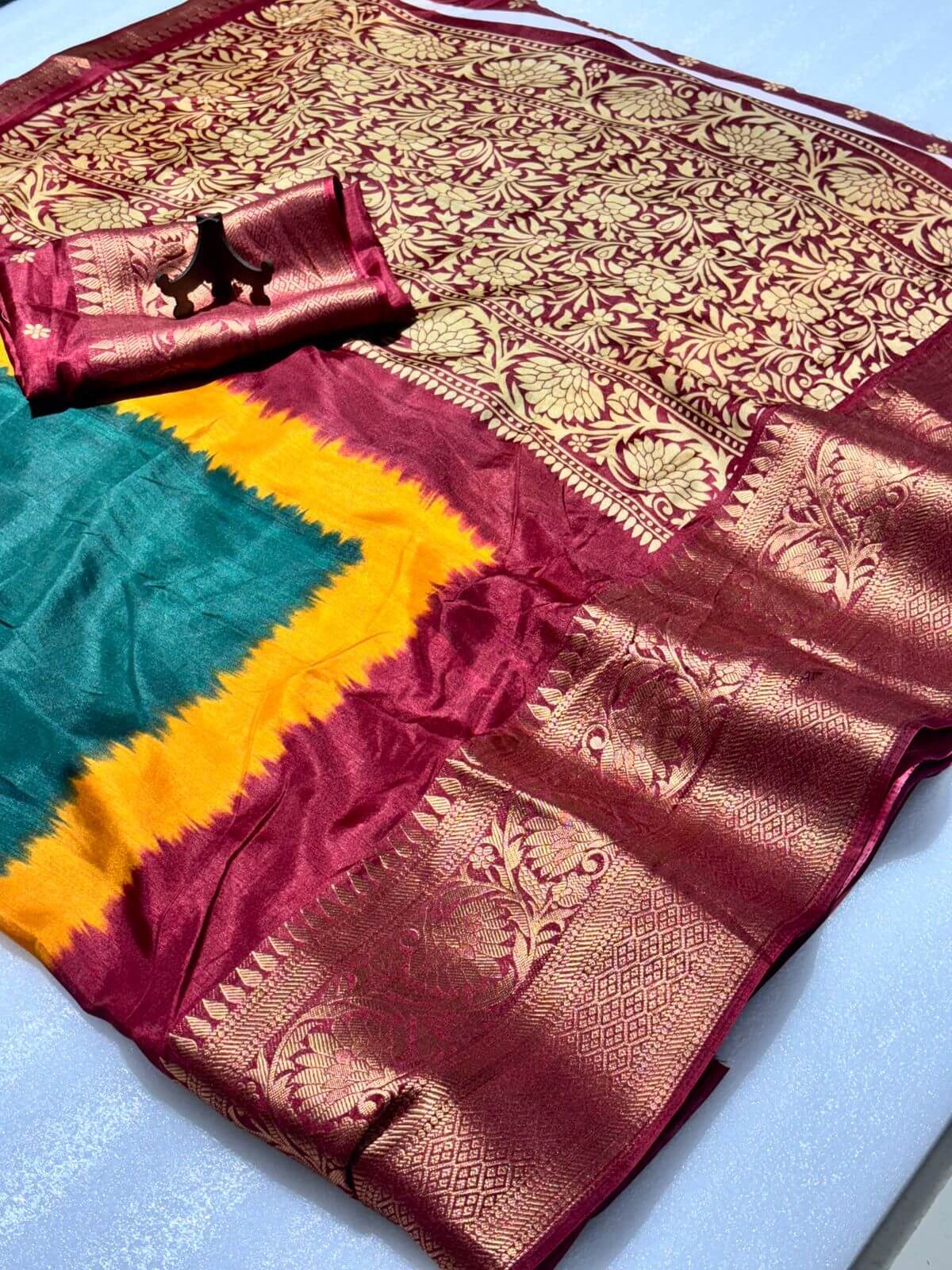 Exuberant Dark Green Banarasi Dola Silk Saree With Chatoyant Blouse Piece - Image 4
