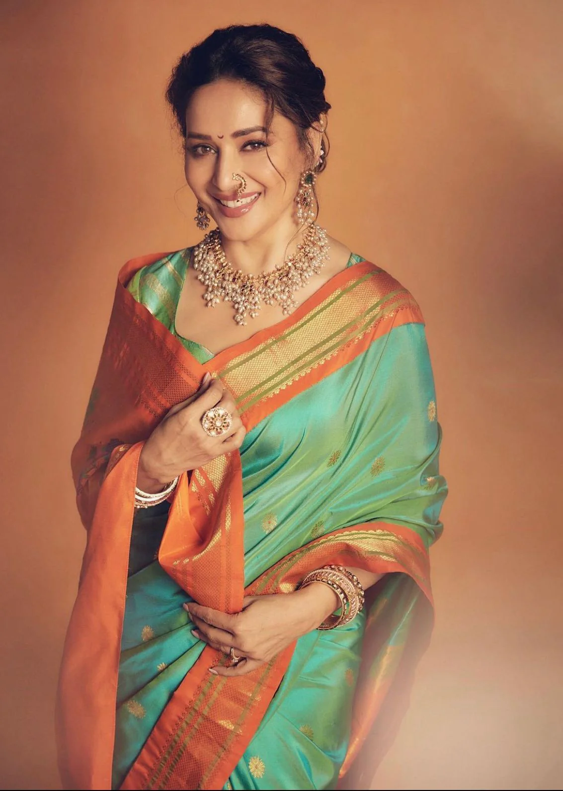 Exuberant Firozi Soft Silk Saree With Surreptitious Blouse Piece - Image 5