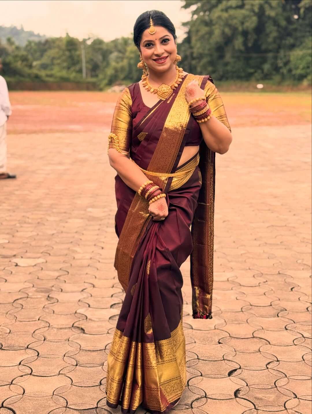 Eye-catching Maroon Soft Banarasi Silk Saree With Sophisticated Blouse Piece - Image 7