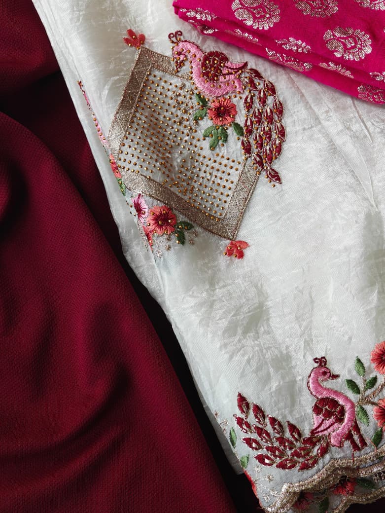 Eye-catching Off White Embroidery Work Crush Silk Saree With Pleasurable Blouse Piece - Image 5