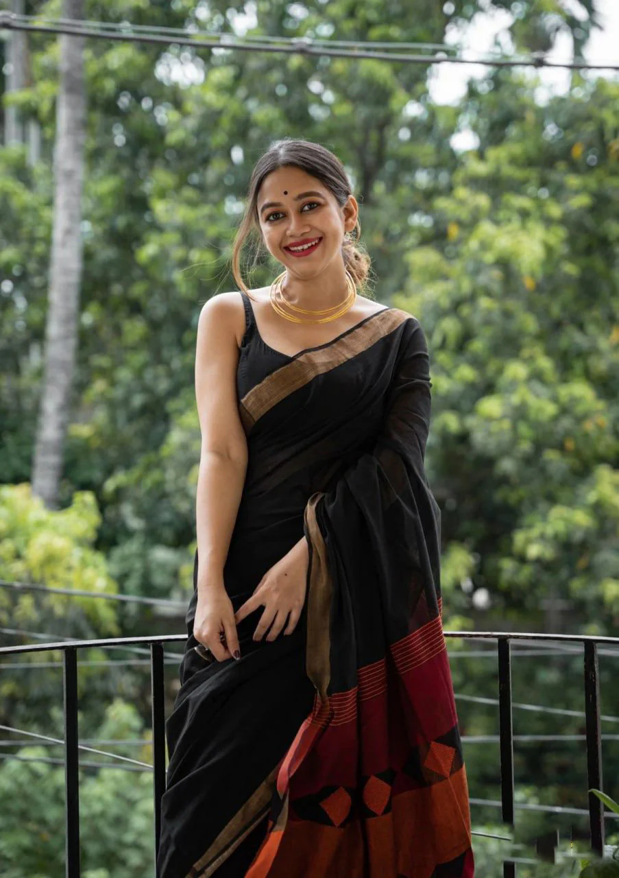 Fairytale Black Cotton Silk Saree With Mesmeric Blouse Piece - Image 3