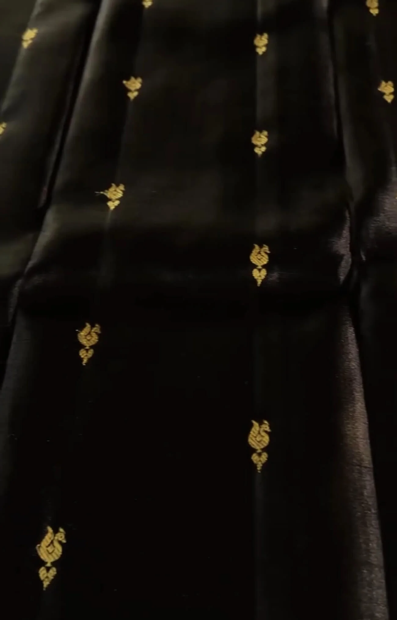 Fairytale Black Soft Banarasi Silk Saree With Pulsating Blouse Piece - Image 5