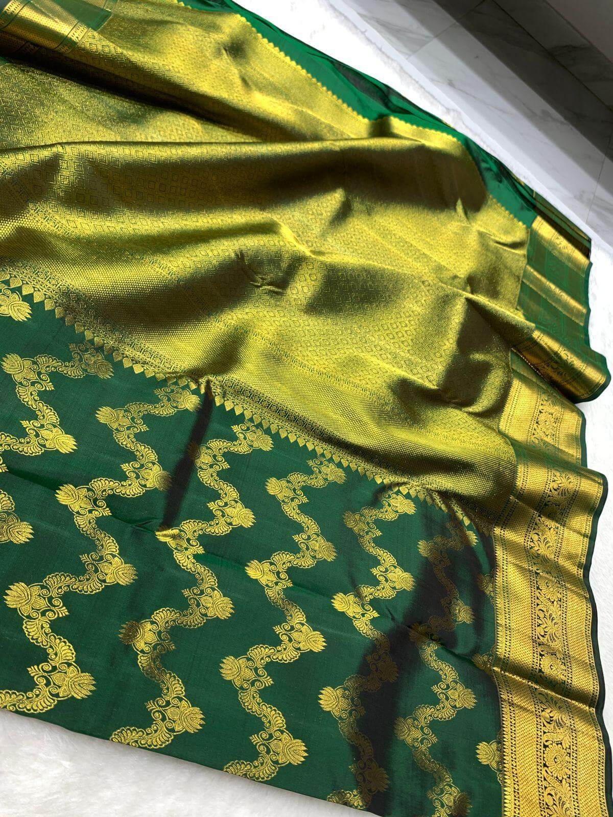 Fantabulous Dark Green Pure Zari Weaving Banarasi Silk Saree With Inspiring Blouse Piece - Image 5