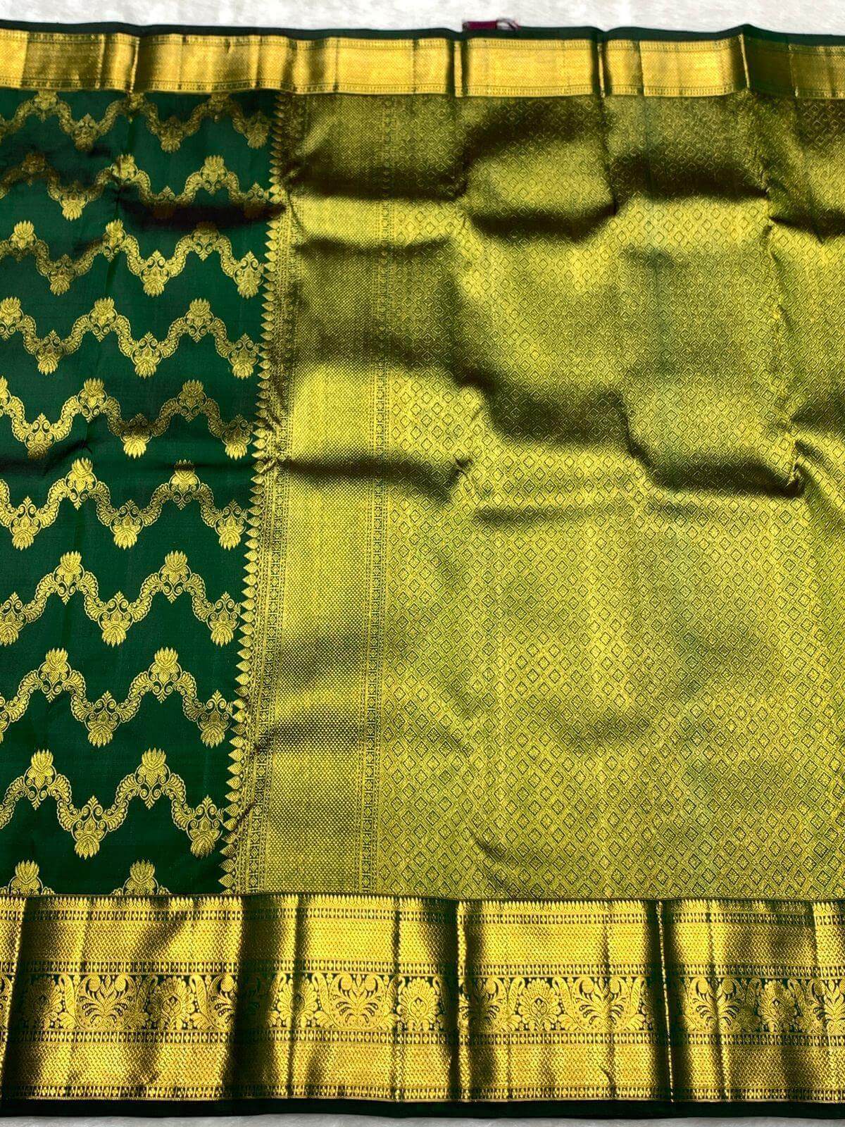 Fantabulous Dark Green Pure Zari Weaving Banarasi Silk Saree With Inspiring Blouse Piece - Image 6