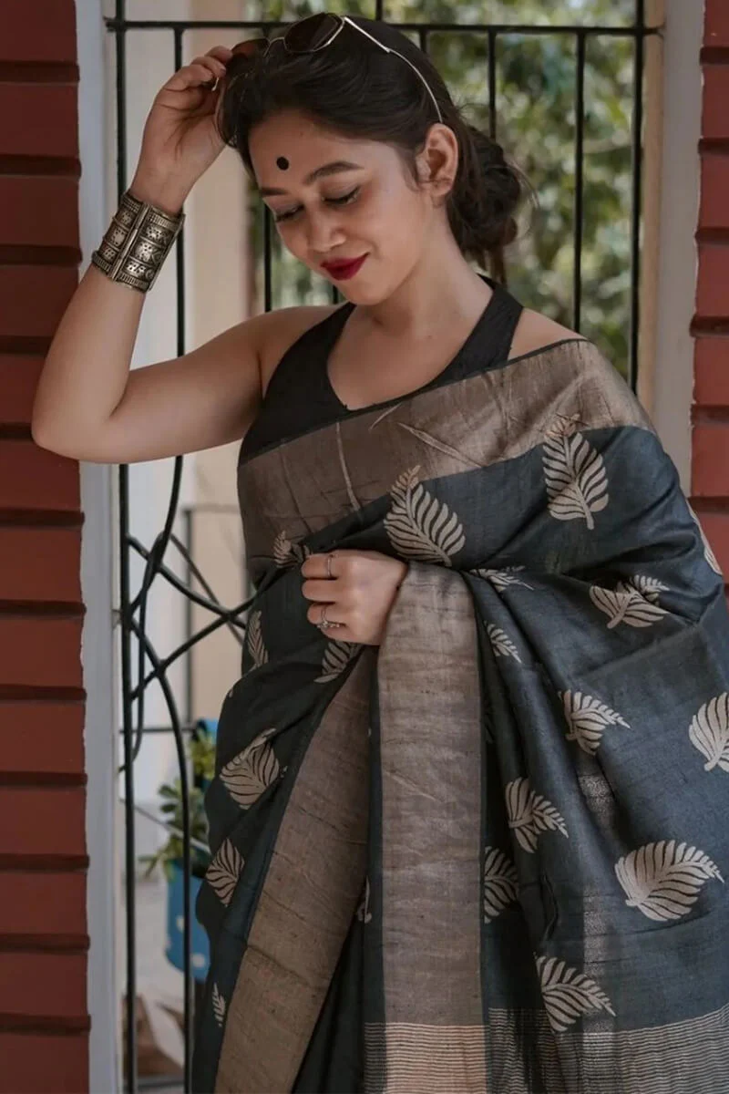 Felicitous Black Linen Silk Saree With Enigmatic Blouse Piece - Image 3
