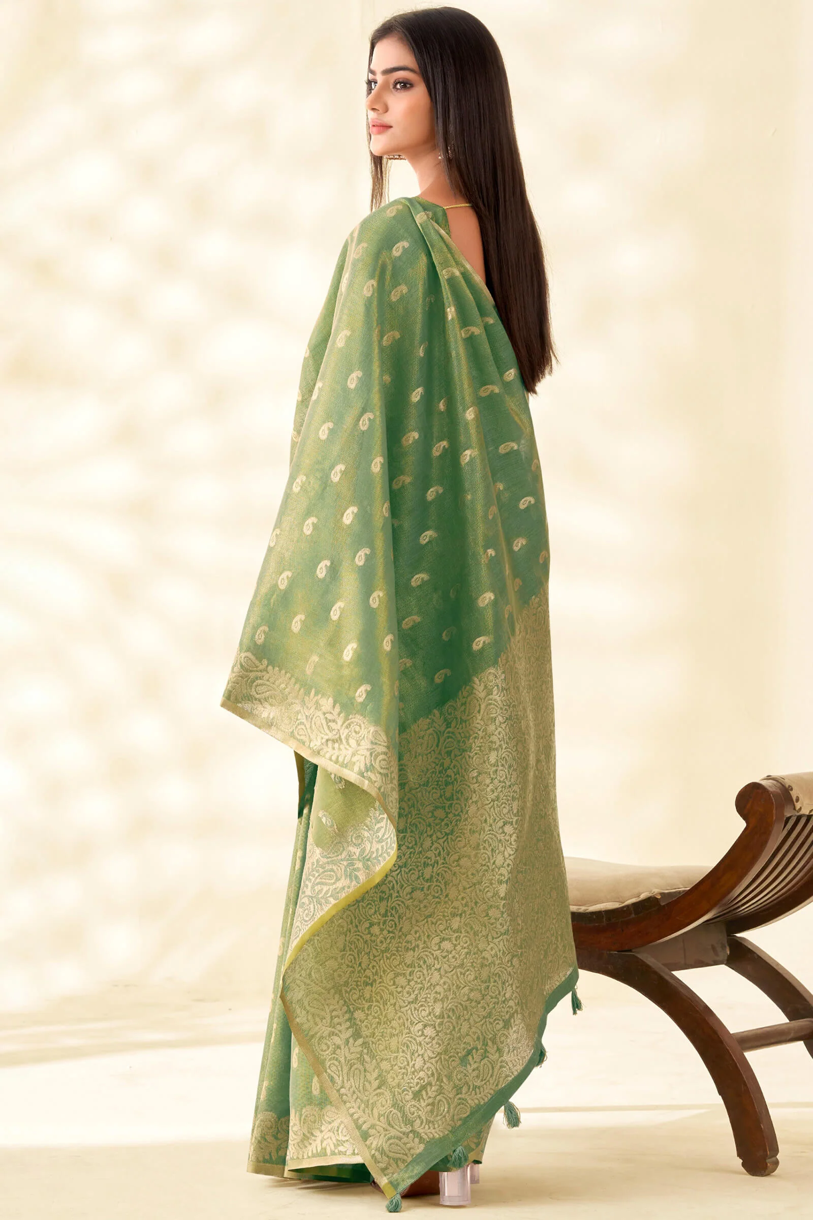 Felicitous Green Soft Banarasi Tissue Silk Saree With Pulsating Blouse Piece - Image 3
