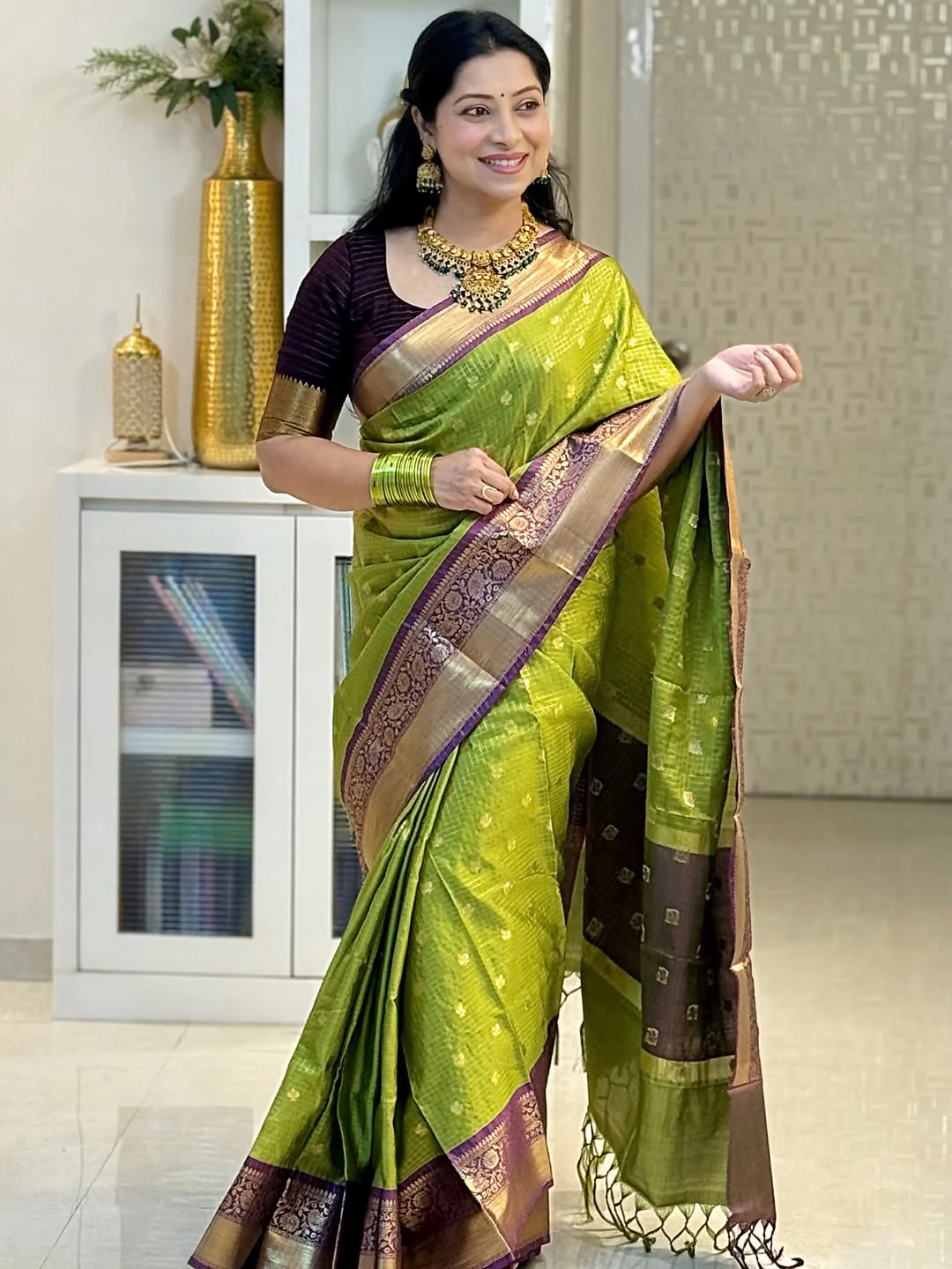 Flamboyant Green Soft Silk Saree With Forbearance Blouse Piece - Image 4