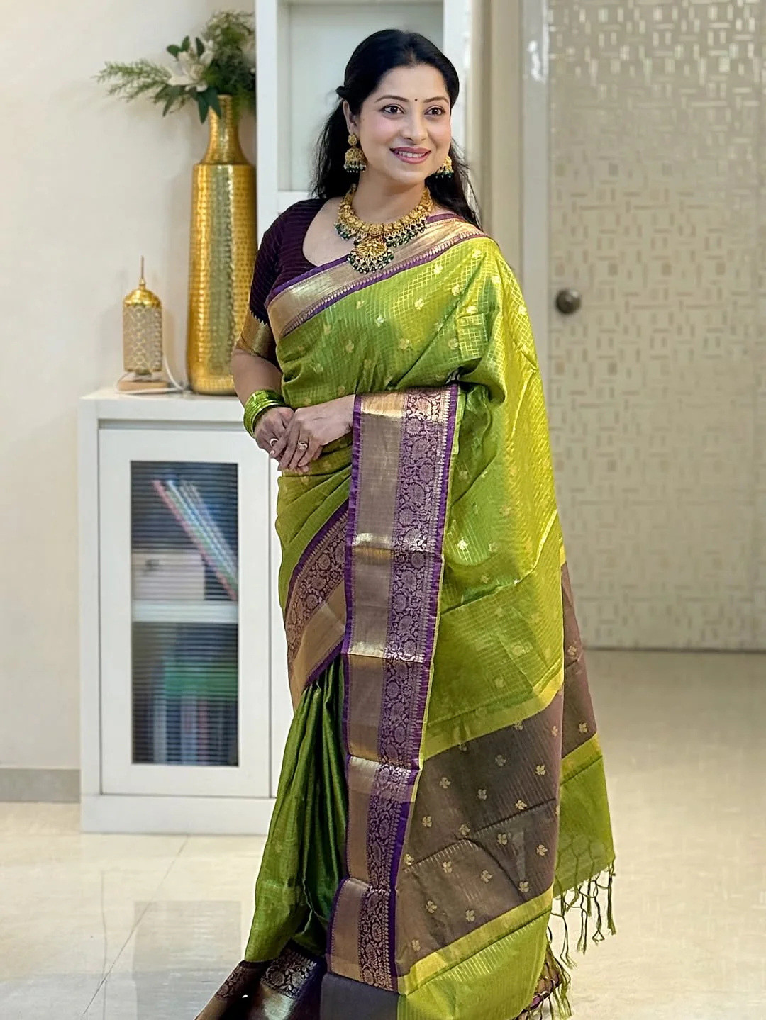 Flamboyant Green Soft Silk Saree With Forbearance Blouse Piece - Image 5