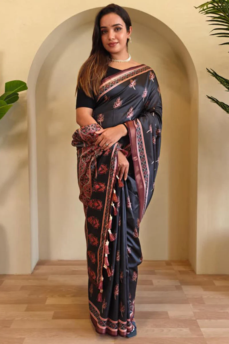 Flameboyant Black Viscose Dola Silk Printed Saree With Jubilant Blouse Piece - Image 3