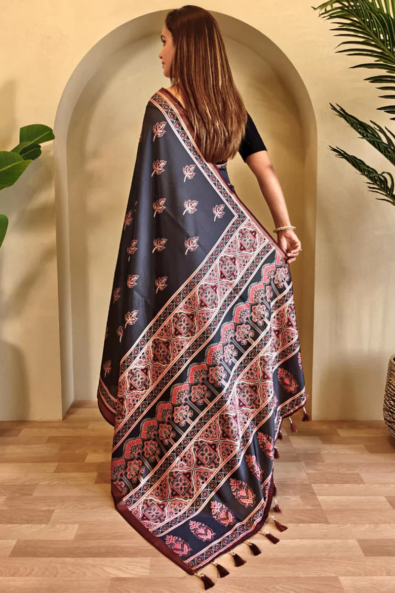 Flameboyant Black Viscose Dola Silk Printed Saree With Jubilant Blouse Piece - Image 5