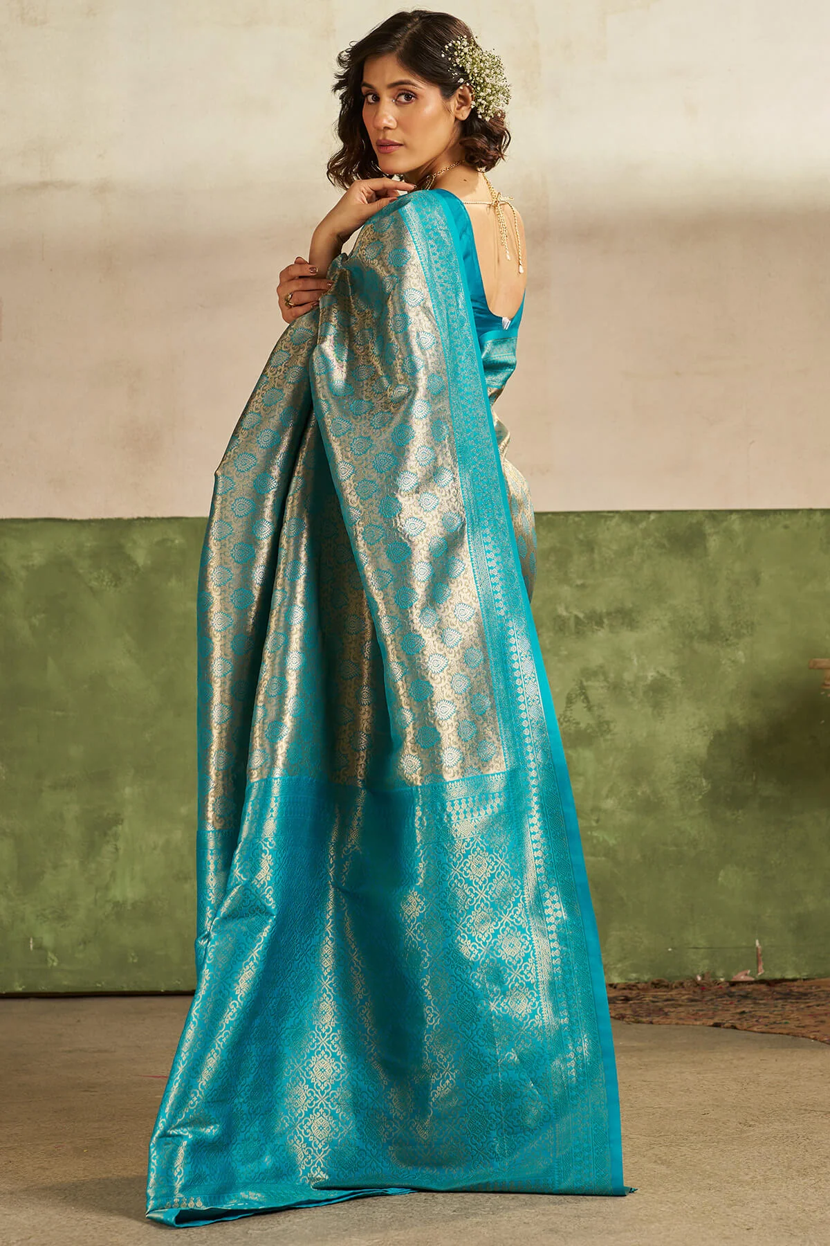 Flameboyant Firozi Kanjivaram Silk Saree With Appealing Blouse Piece - Image 5