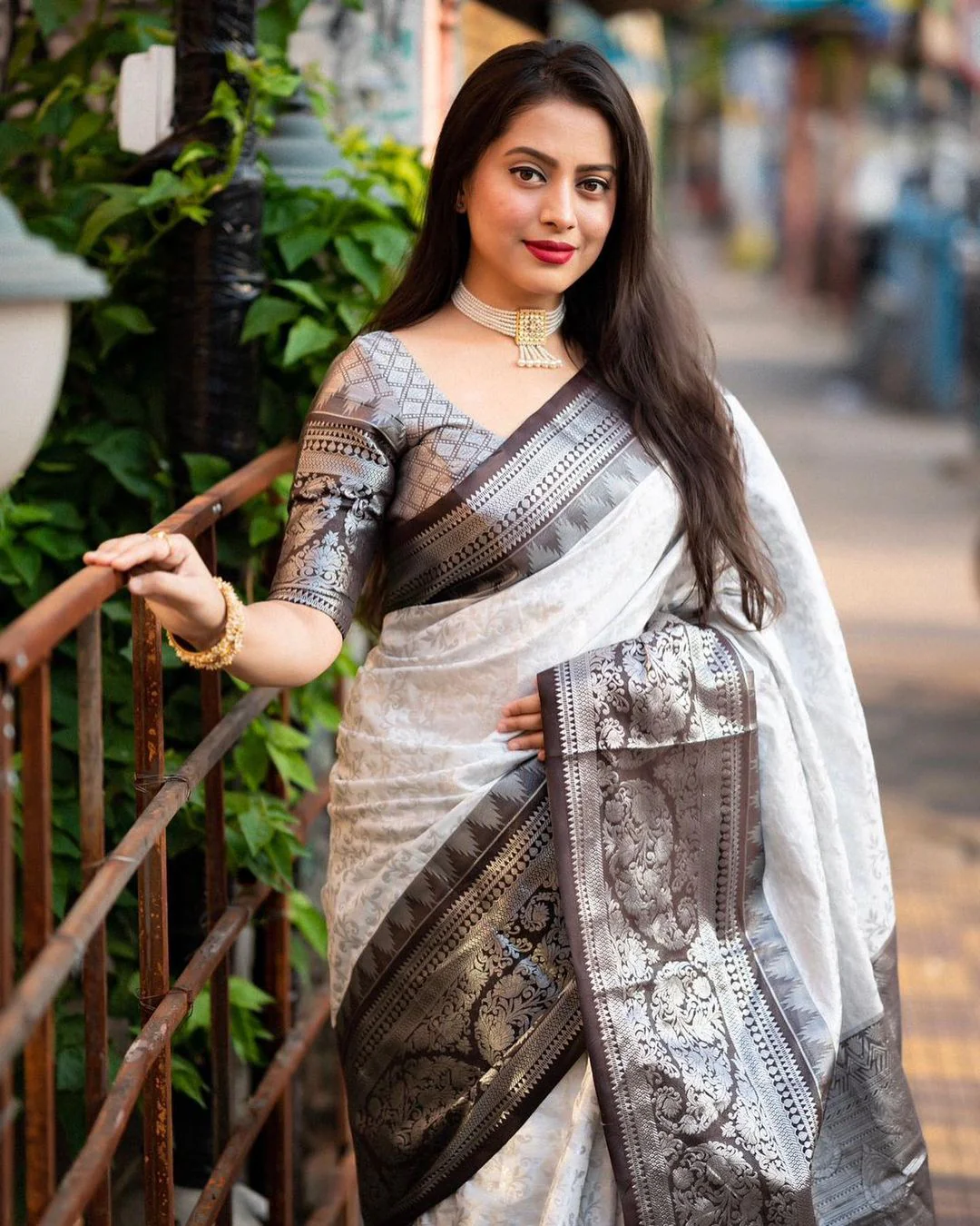 Flattering Off White Soft Silk Saree With Attractive Blouse Piece - Image 2