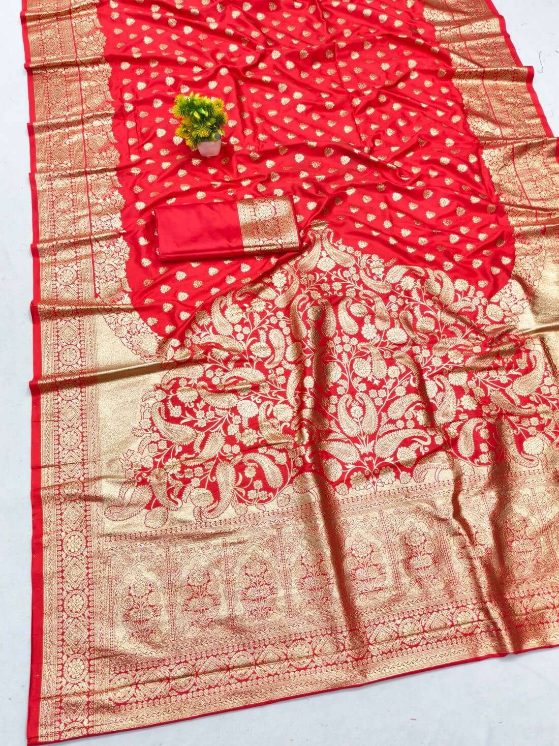Flattering Red Pure Zari Weaving Banarasi Silk Saree With Wonderful Blouse Piece - Image 2