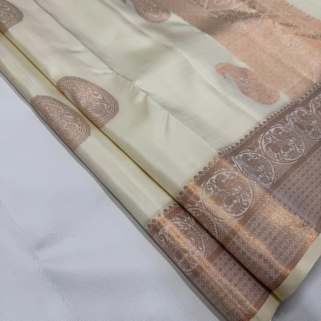 Flaunt Off White Soft Silk Saree With Sumptuous Blouse Piece - Image 4