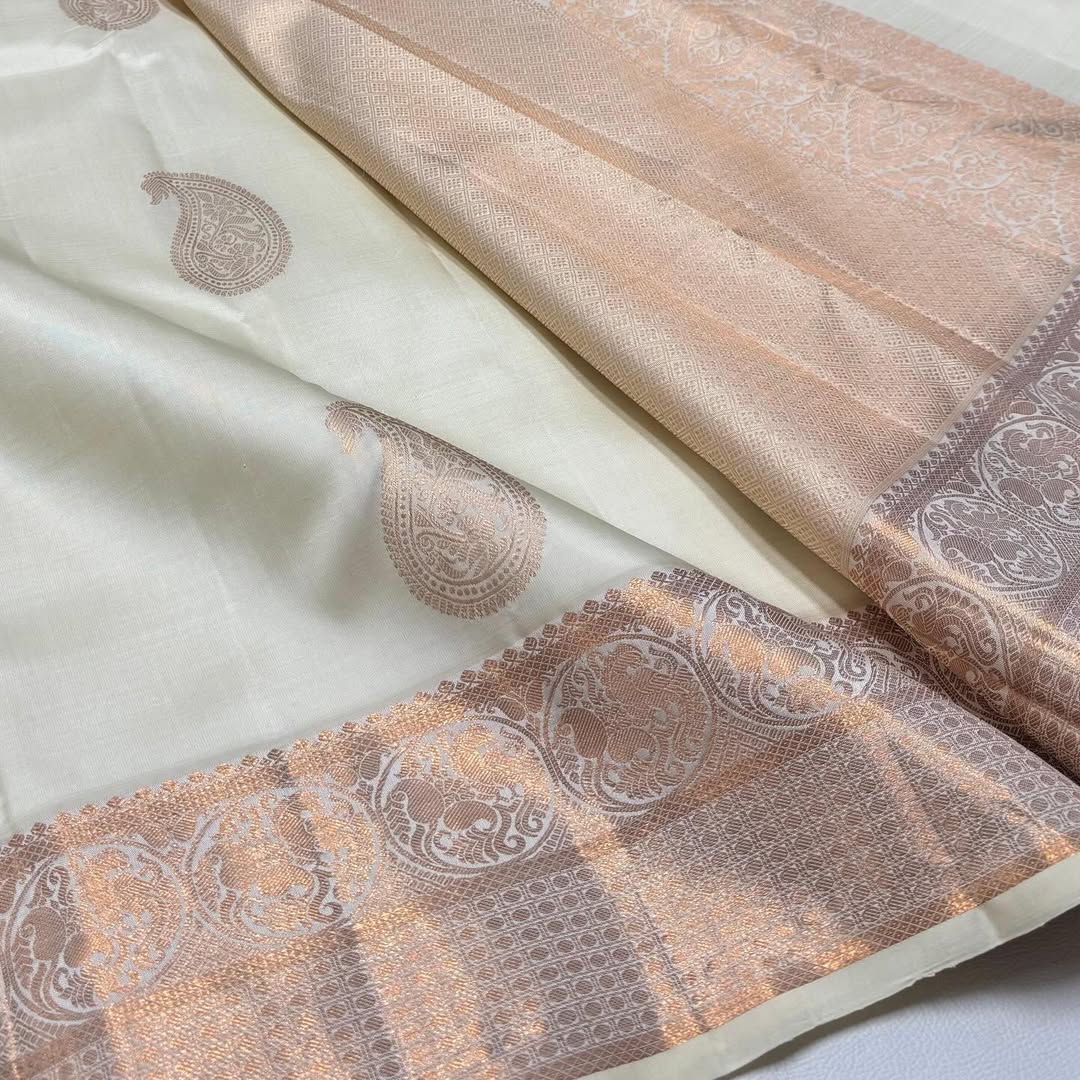 Flaunt Off White Soft Silk Saree With Sumptuous Blouse Piece - Image 5