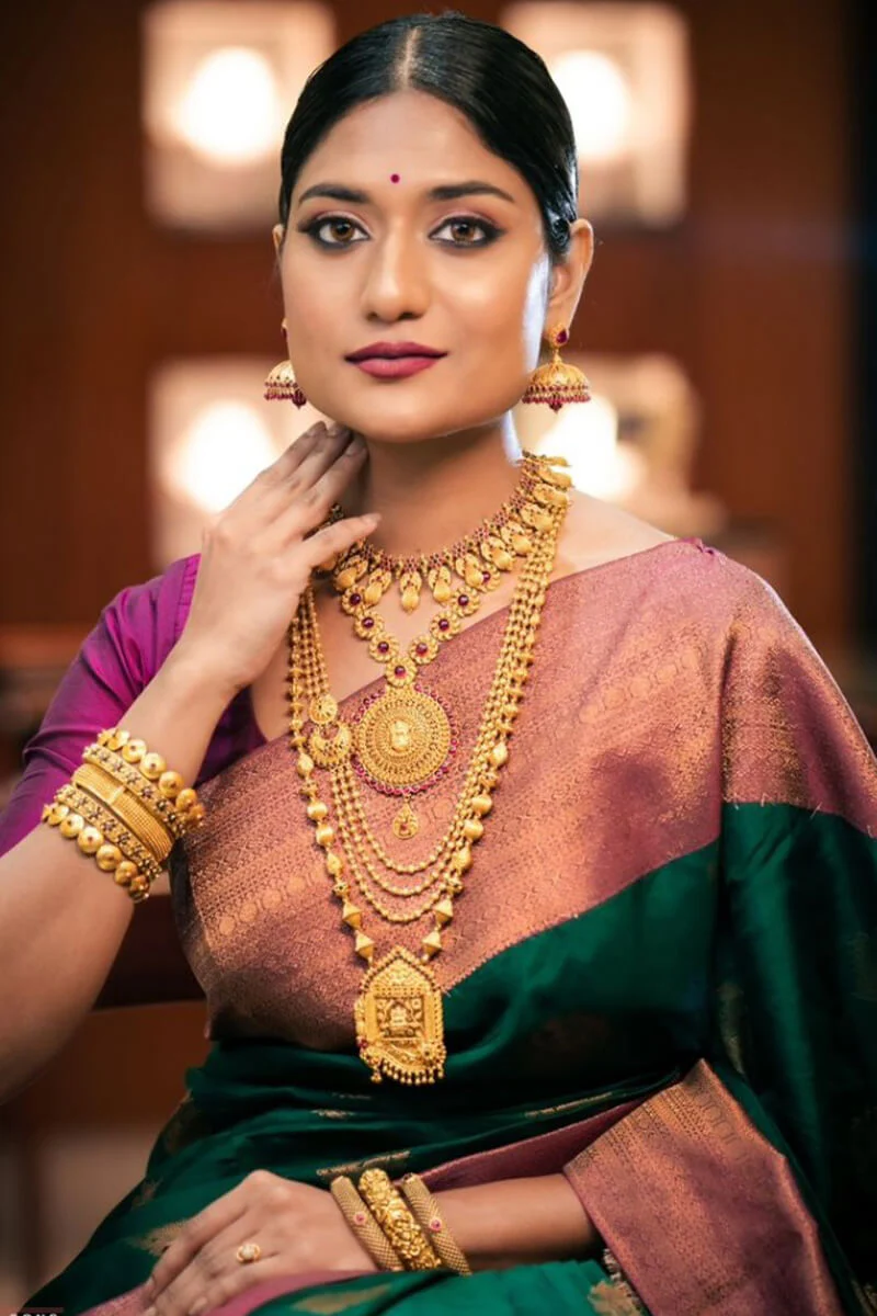 Forbearance Dark Green Soft Silk Saree With Imaginative Blouse Piece - Image 3