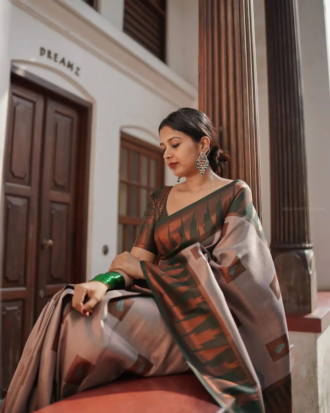 Fragrant Grey Soft Silk Saree With Snappy Blouse Piece - Image 4