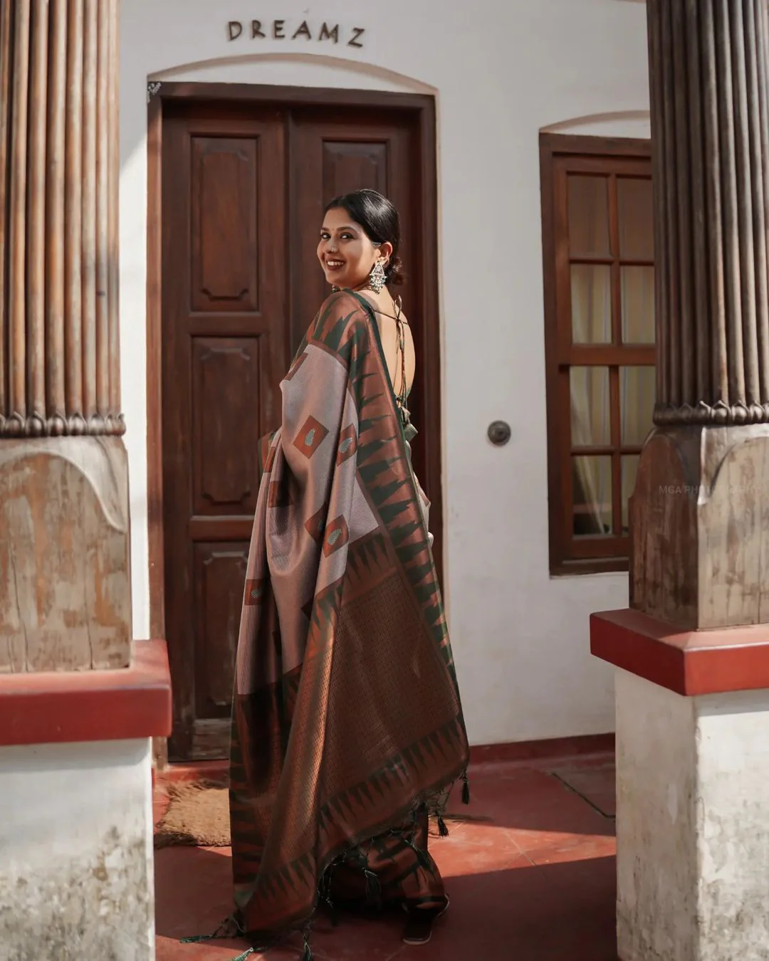 Fragrant Grey Soft Silk Saree With Snappy Blouse Piece - Image 5
