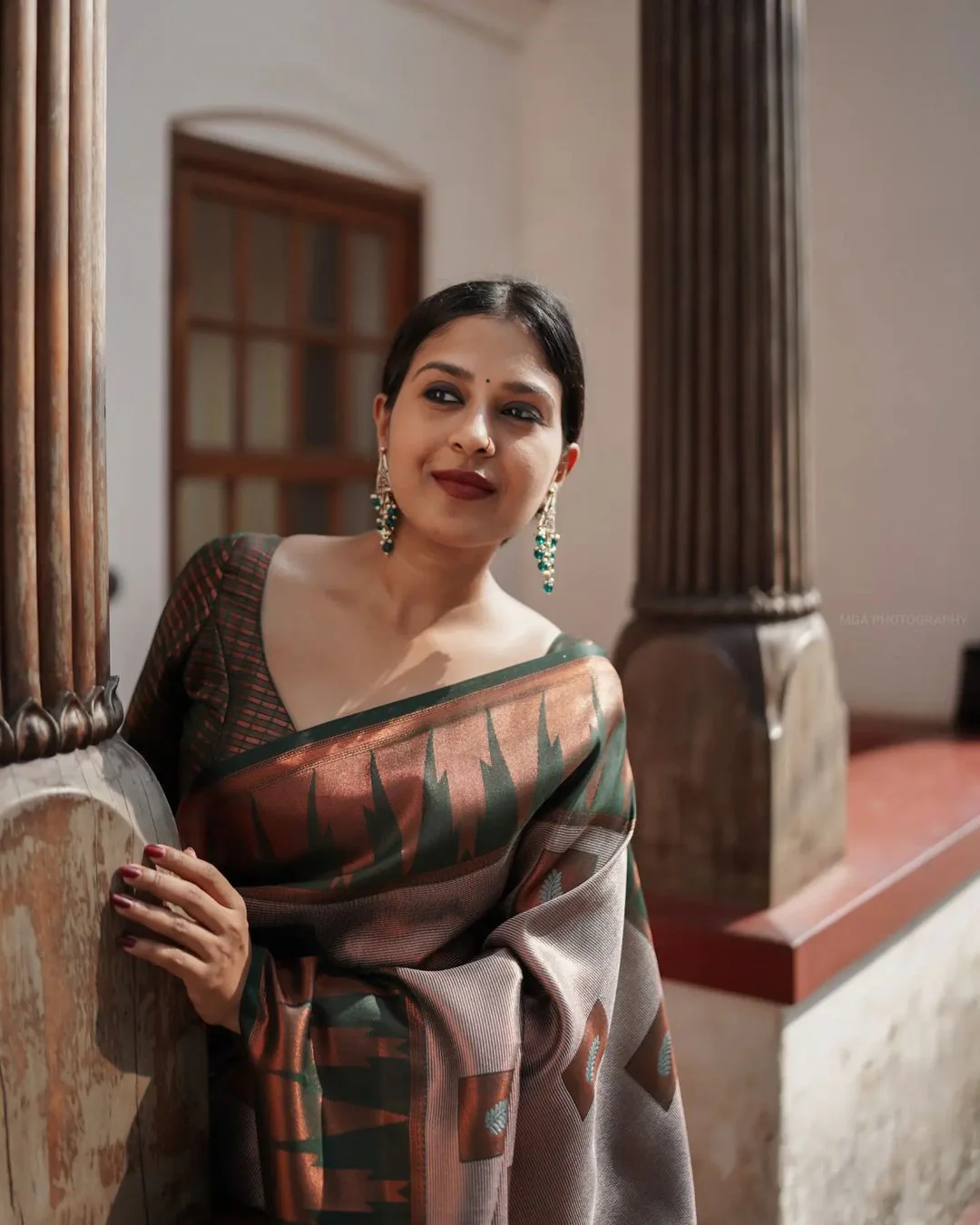 Fragrant Grey Soft Silk Saree With Snappy Blouse Piece - Image 6