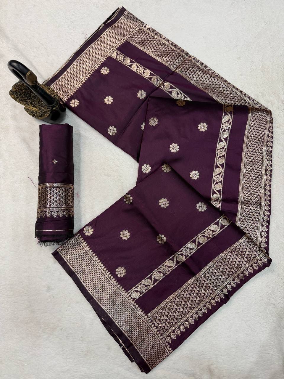 Glamorous Wine Pure Zari Weaving Banarasi Silk Saree With Pretty Blouse Piece - Image 2