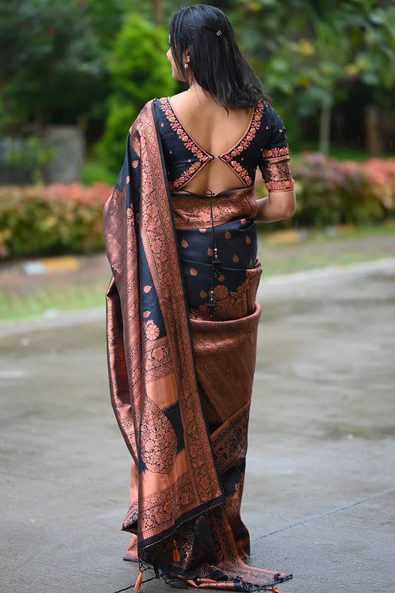 Gleaming Black Soft Silk Saree With Invaluable Blouse Piece - Image 4