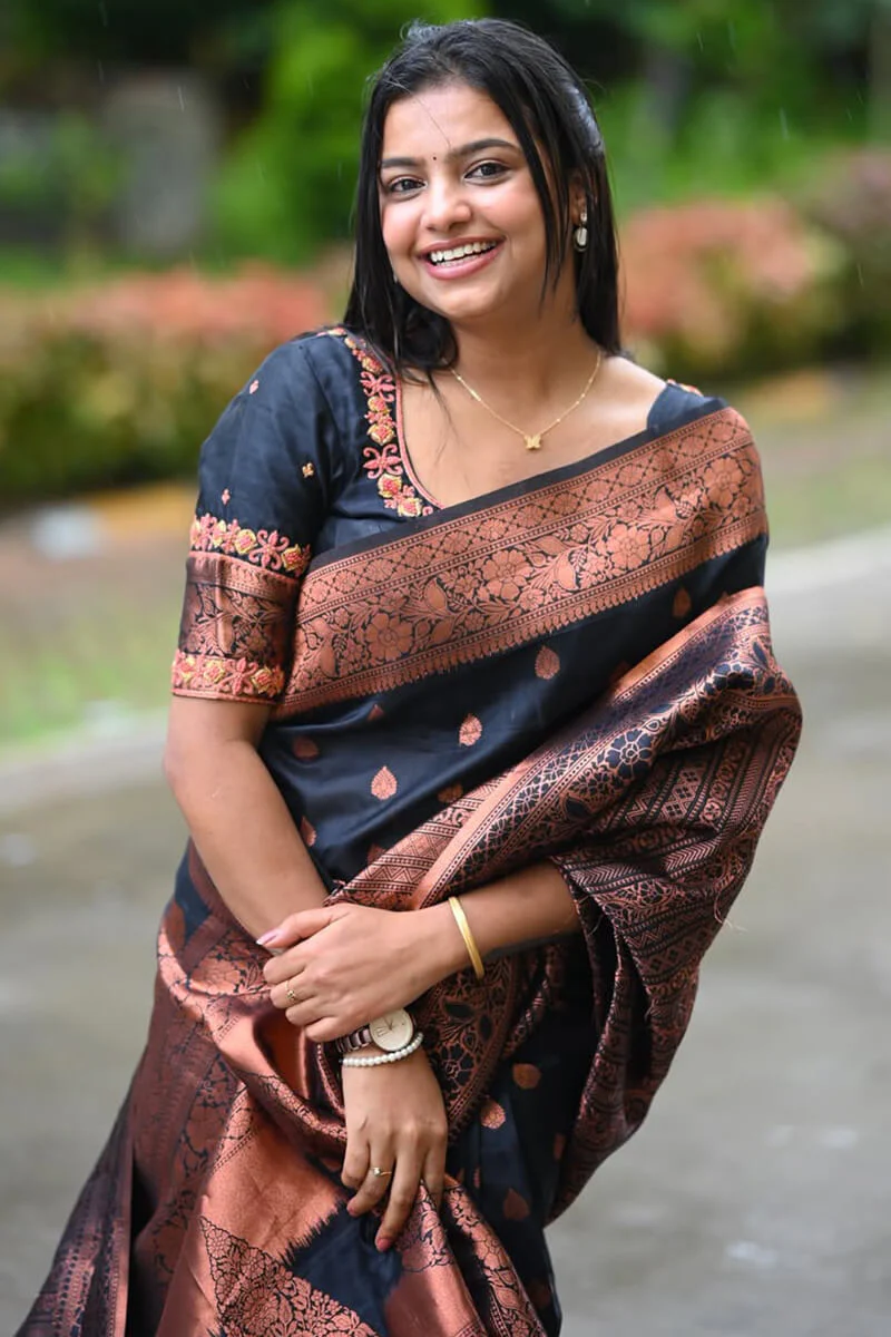 Gleaming Black Soft Silk Saree With Invaluable Blouse Piece - Image 5