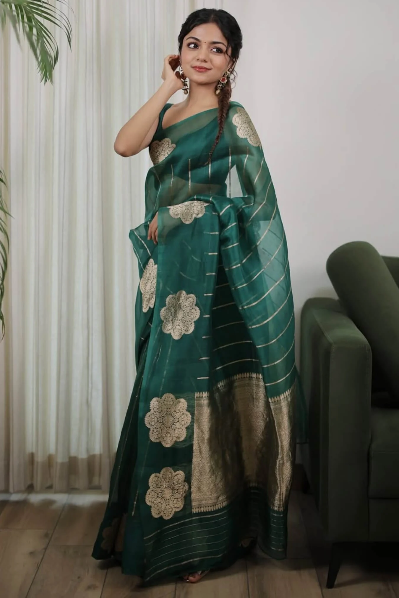 Glittering Green Linen Silk Saree With Demanding Blouse Piece - Image 3