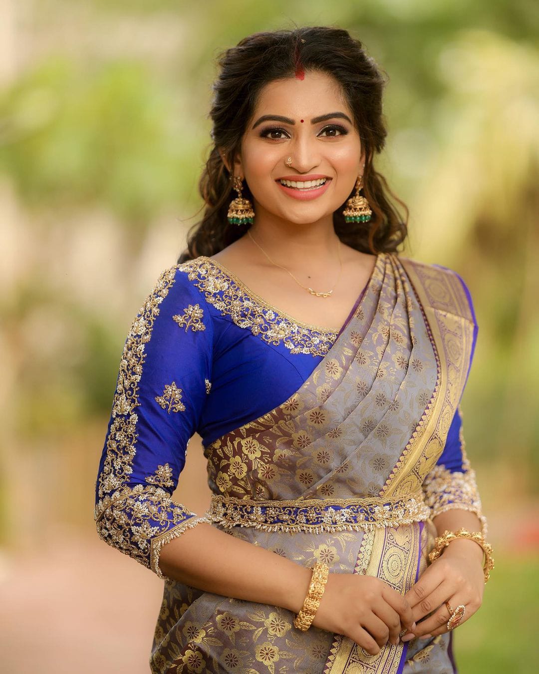 Glittering Grey Soft Banarasi Silk Saree With Two Snazzy Blouse Piece - Image 3