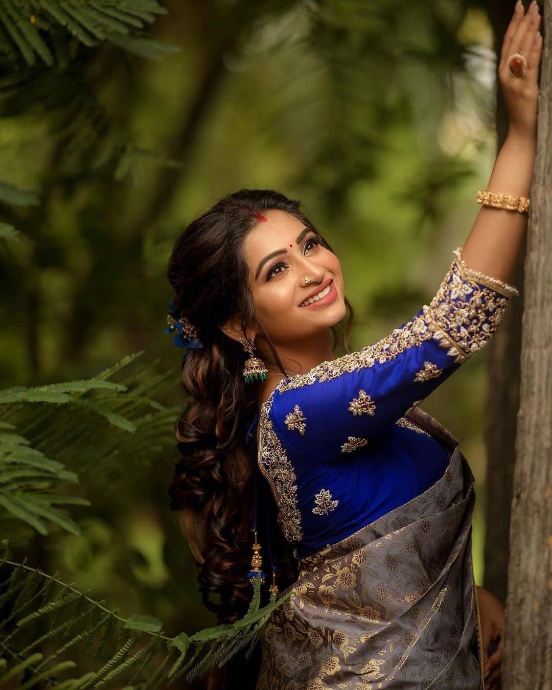 Glittering Grey Soft Banarasi Silk Saree With Two Snazzy Blouse Piece - Image 4