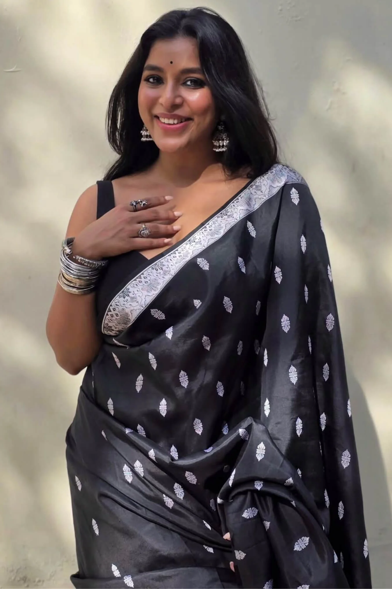 Glowing Black Soft Silk Saree With Lovely Blouse Piece - Image 2