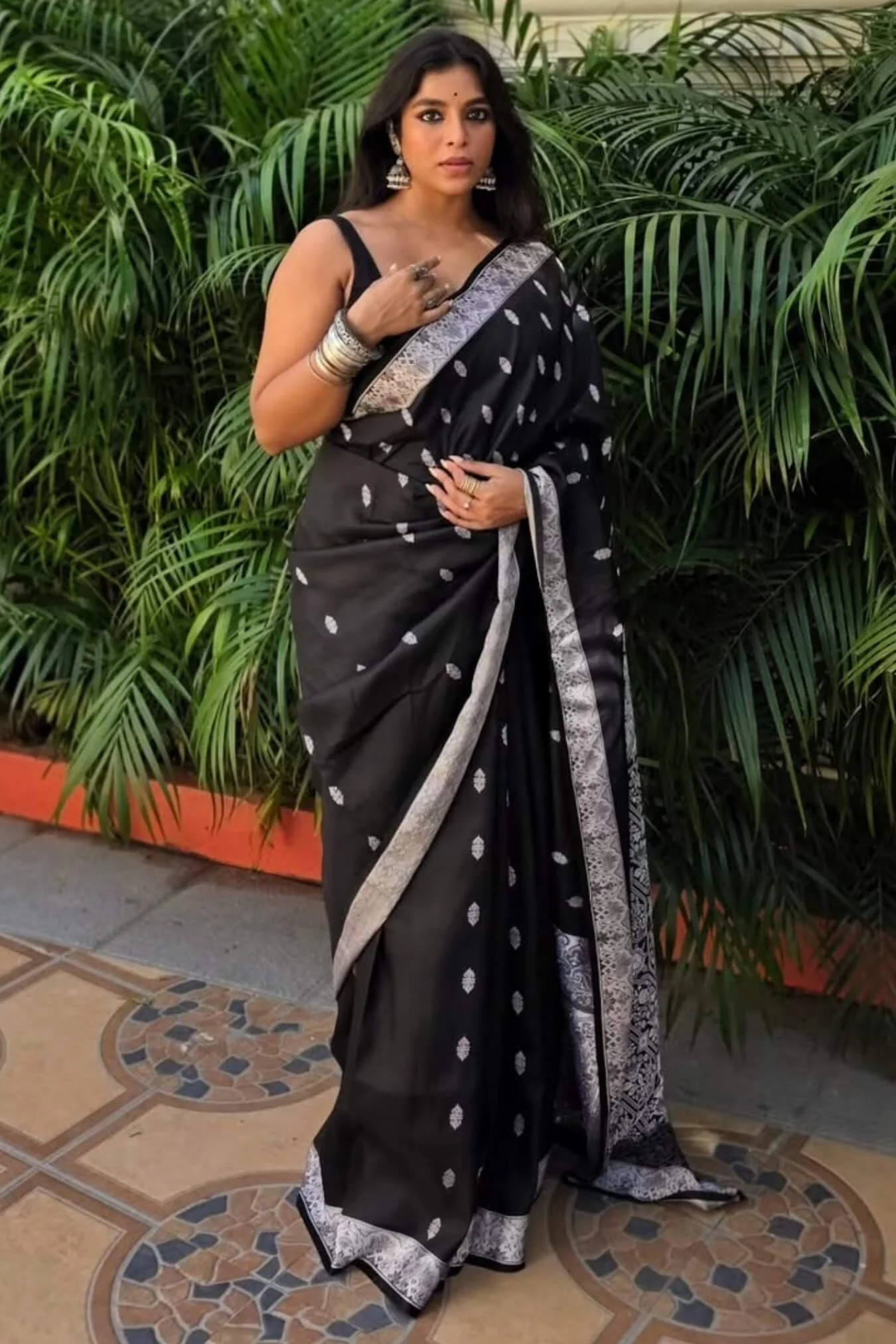 Glowing Black Soft Silk Saree With Lovely Blouse Piece - Image 3