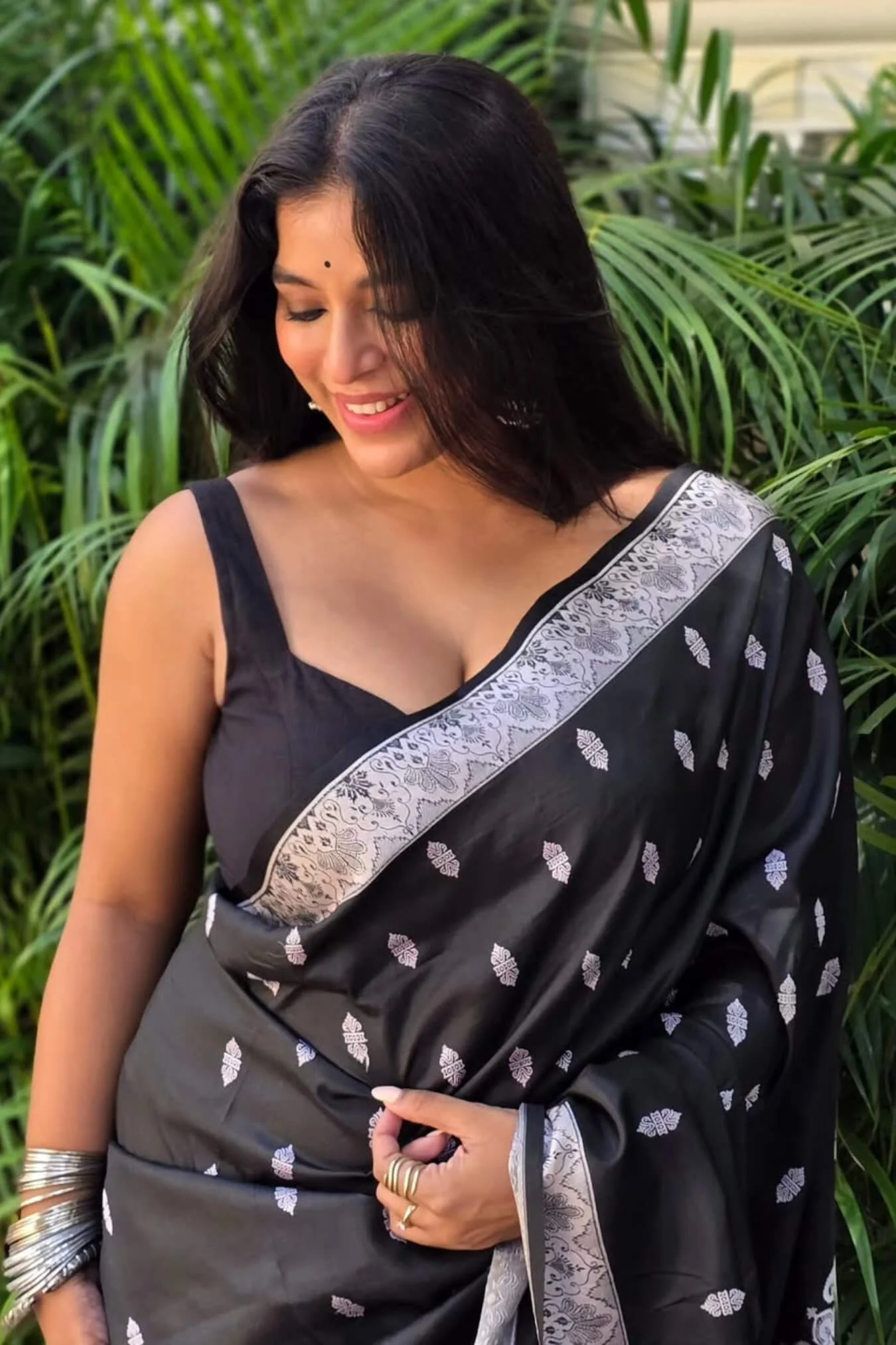 Glowing Black Soft Silk Saree With Lovely Blouse Piece - Image 4