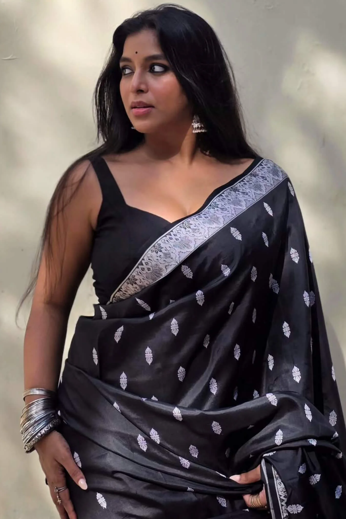 Glowing Black Soft Silk Saree With Lovely Blouse Piece - Image 7