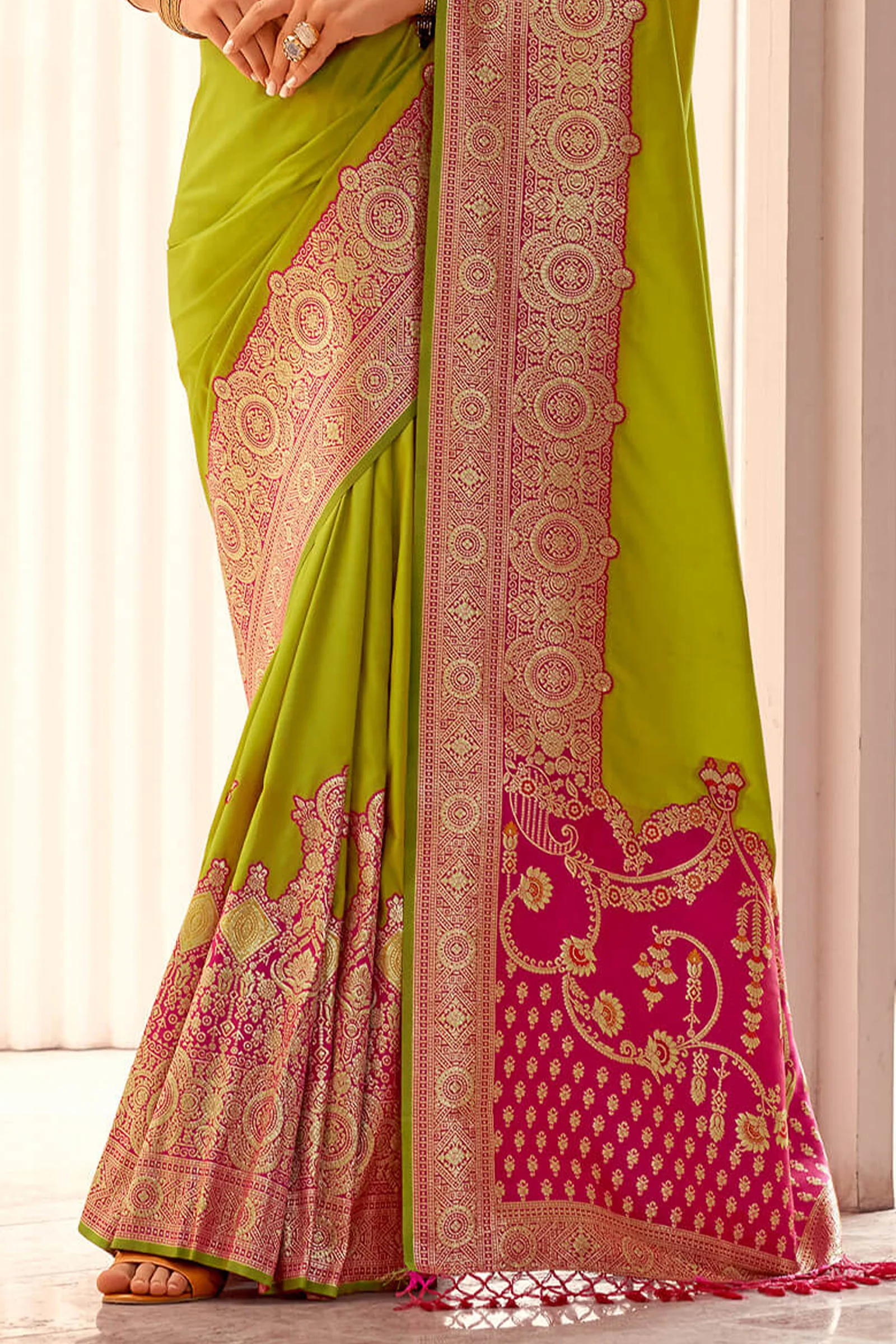 Gorgeous Green Soft Banarasi Silk Saree With Sempiternal Blouse Piece - Image 4
