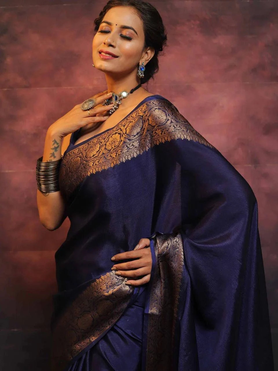 Gossamer Navy Blue Soft Silk Saree With Nemesis Blouse Piece - Image 8