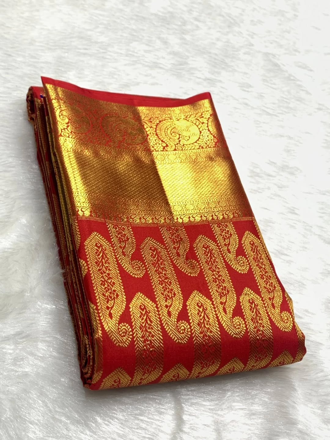 Grandiose Red Soft Banarasi Silk Saree With Vibrant Blouse Piece - Image 2
