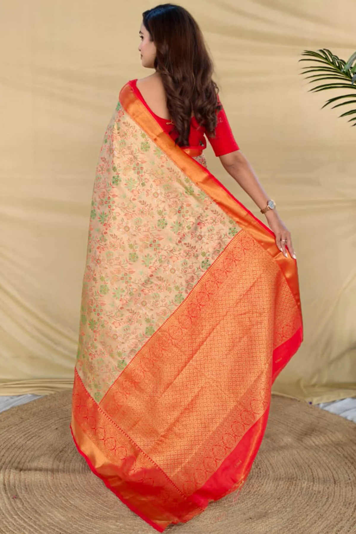 Gratifying Beige Kanjivaram Silk Saree With Flattering Blouse Piece - Image 5